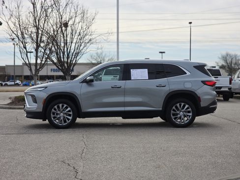 Used 2025 Buick Enclave Preferred image 4