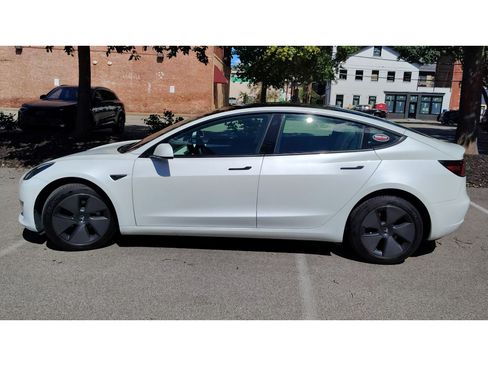 Used 2021 Tesla Model 3 Standard Range Plus RWD image 3