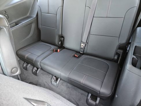 Used 2022 Chevrolet Traverse RS image 35