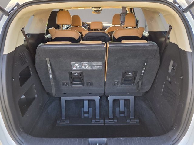 Used 2024 Kia Carnival EX FWD image 17