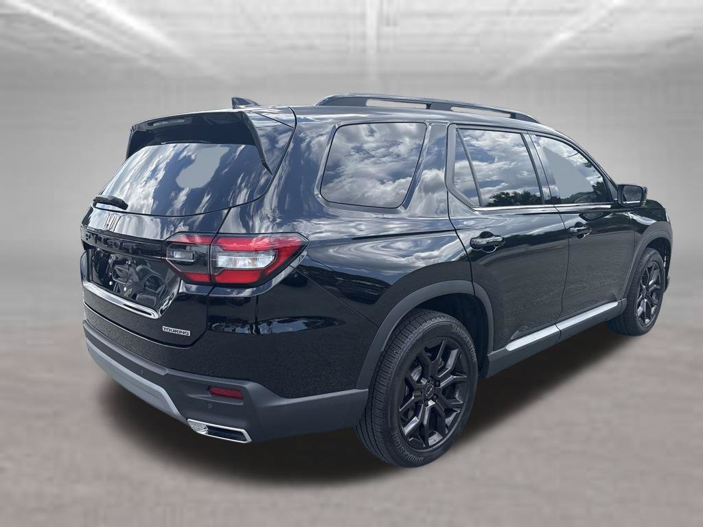 Used 2025 Honda Pilot Touring image 4
