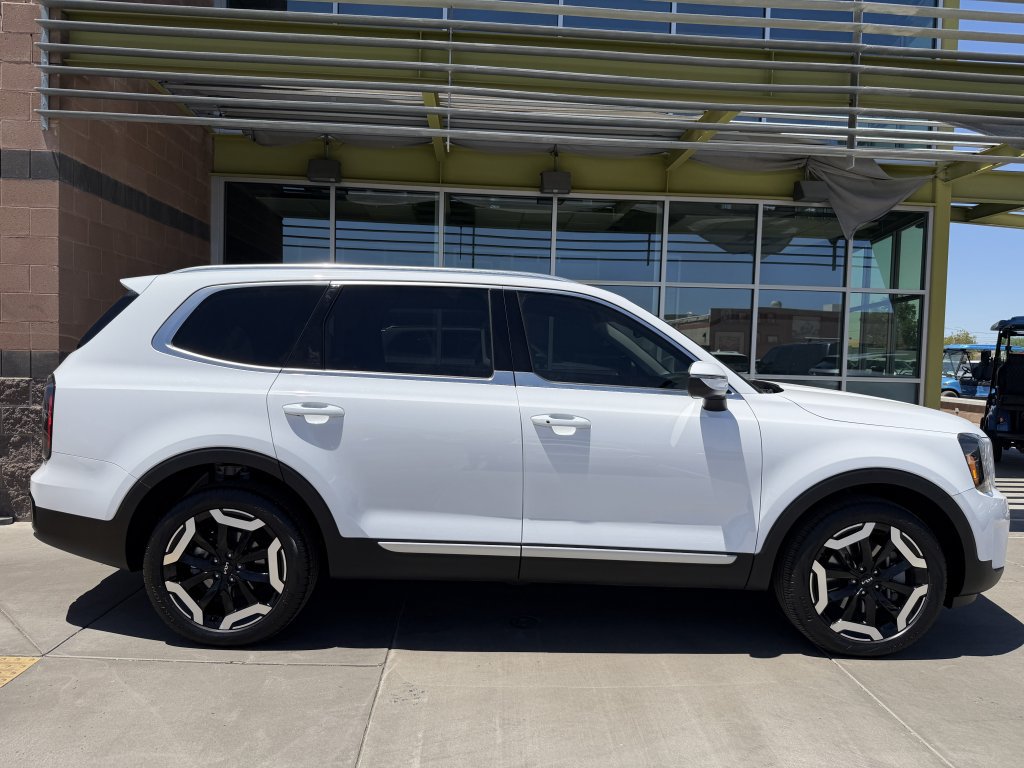Used 2025 Kia Telluride EX w/ EX Captain's Chair Package FWD image 9