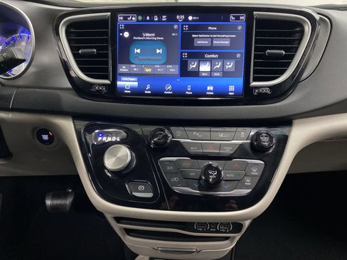 Used 2024 Chrysler Pacifica Touring-L FWD image 24