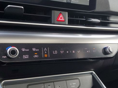 Used 2025 Kia Carnival SX w/ SX Dark Edition Package image 30