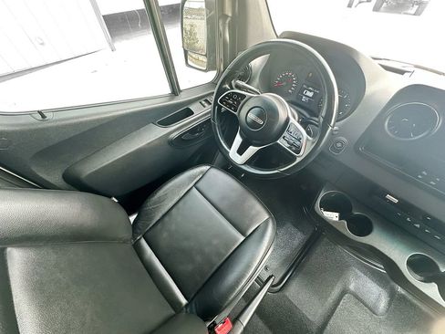 Used 2019 Freightliner Sprinter 144 RWD image 9