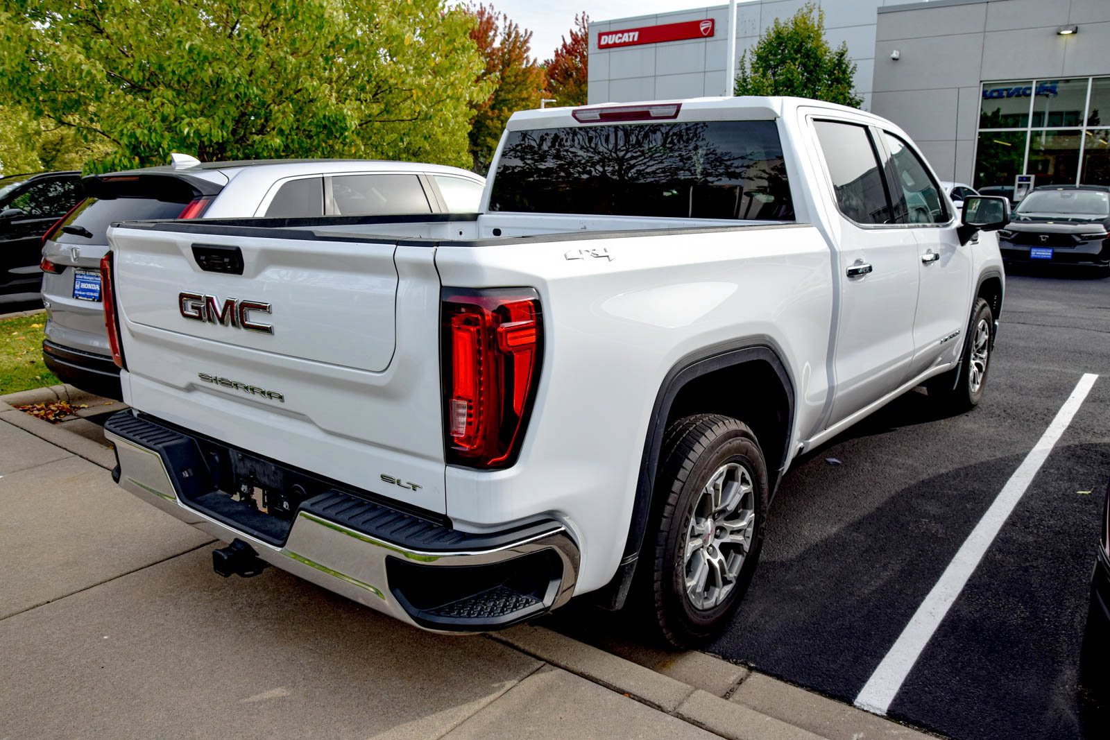 Used 2024 GMC Sierra 1500 SLT AWD/4WD image 4