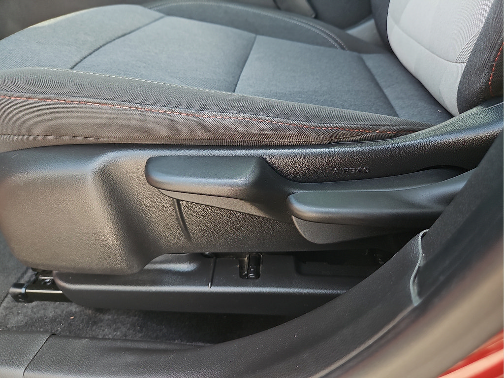 Used 2024 Chevrolet Trax RS w/ Sunroof Package FWD image 14