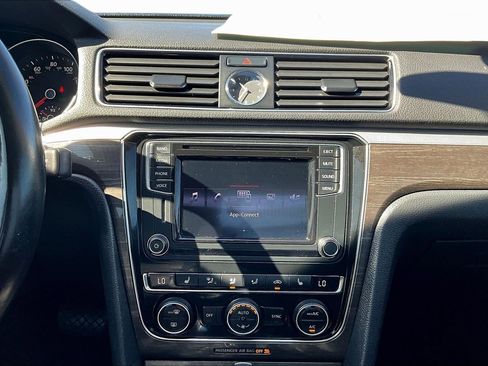 Used 2017 Volkswagen Passat 1.8T SE image 6