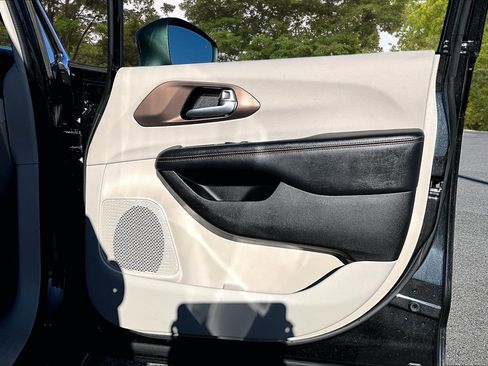 Used 2017 Chrysler Pacifica LX w/ Tire & Wheel Group image 32