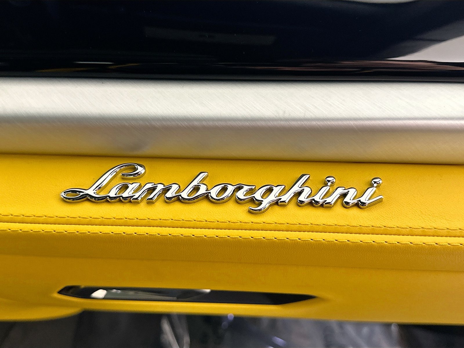 Used 2025 Lamborghini Urus S AWD/4WD image 45