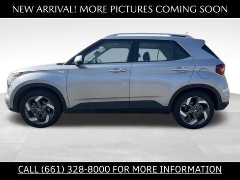 Used 2025 Hyundai Venue SEL image 2