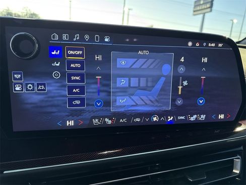 Used 2024 Chevrolet Traverse RS image 19