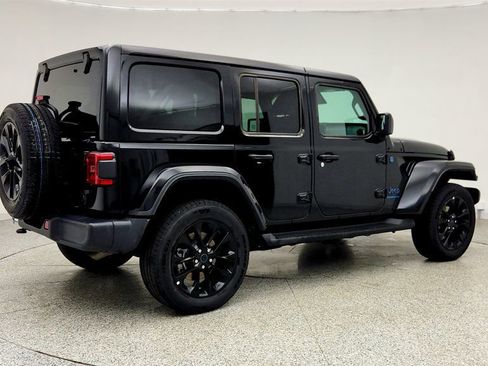Used 2025 Jeep Wrangler Sahara image 5