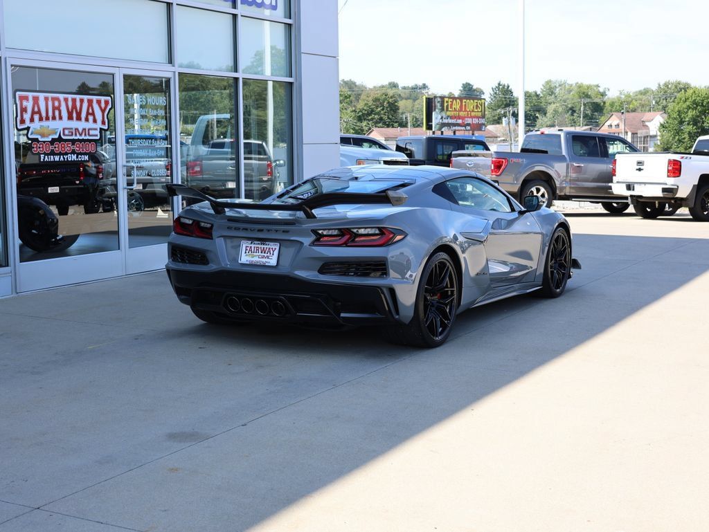 Used 2025 Chevrolet Corvette Z06 w/ Z07 Performance Package RWD image 3