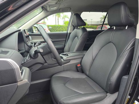 Certified 2025 Toyota Grand Highlander FWD image 22