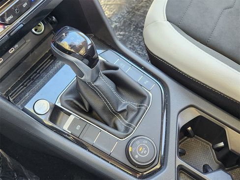 Used 2025 Volkswagen Taos SE image 16