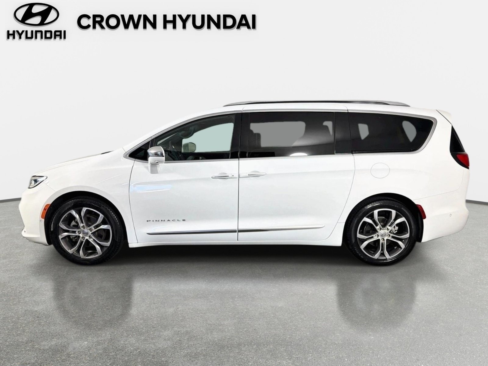 Used 2024 Chrysler Pacifica Pinnacle FWD image 9