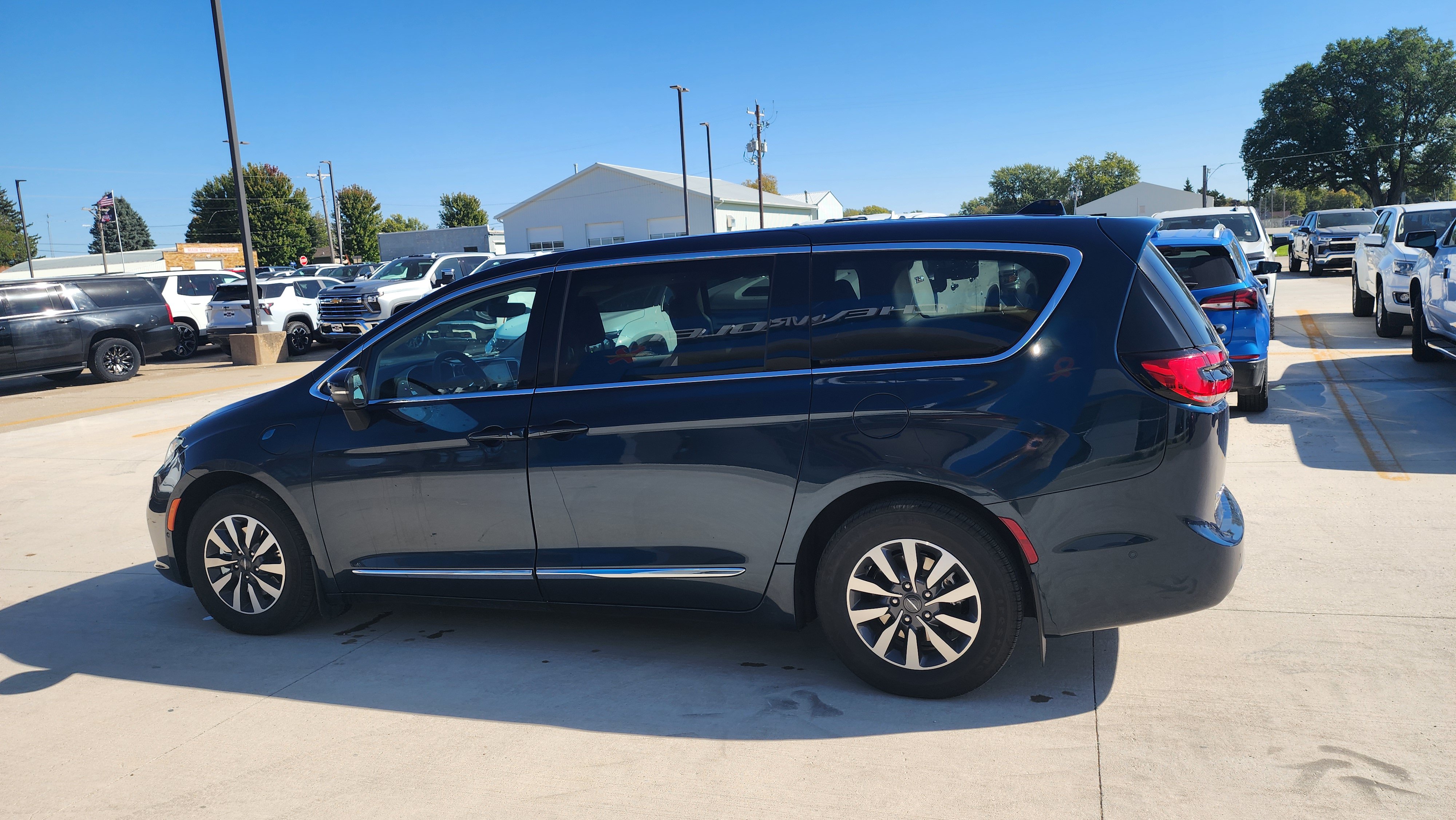 Used 2023 Chrysler Pacifica Touring-L FWD image 8