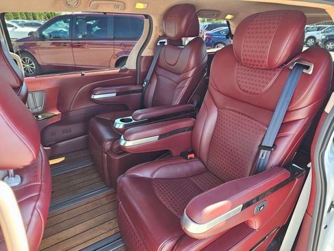 Used 2019 Toyota Sienna XLE w/ XLE Navigation Package FWD image 5