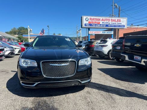 Used 2017 Chrysler 300 Limited image 2