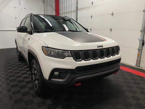 Used 2025 Jeep Compass Trailhawk AWD/4WD image 6