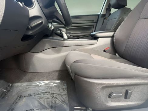 Used 2025 Nissan Altima 2.5 SV FWD image 14