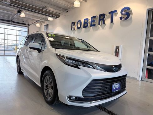 Used 2023 Toyota Sienna XLE image 2