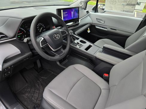 Certified 2026 Toyota Sienna XLE FWD image 8