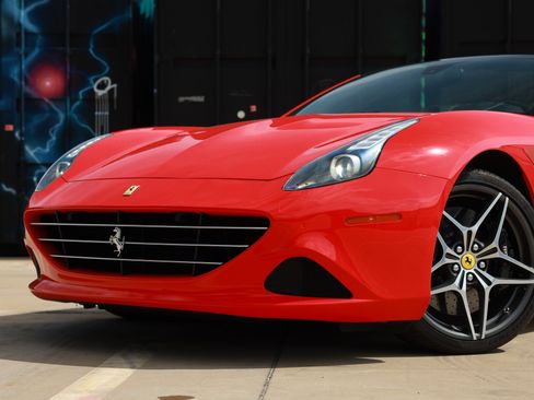 Used 2015 Ferrari California T RWD image 40