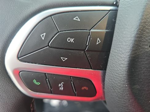 Used 2025 Chrysler Pacifica Select FWD image 16
