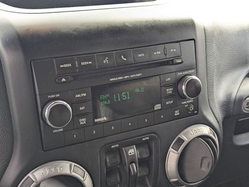 Used 2016 Jeep Wrangler Unlimited Freedom Edition image 18