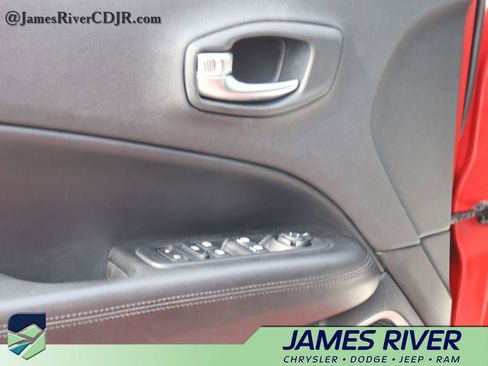 Used 2019 Jeep Compass Latitude FWD image 21