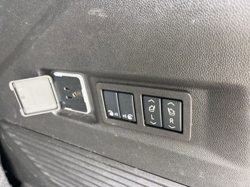 Used 2025 GMC Yukon Denali AWD/4WD image 8