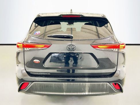 Used 2022 Toyota Highlander L FWD image 5