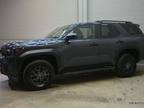 Used 2025 Toyota 4Runner SR5 AWD/4WD image 4
