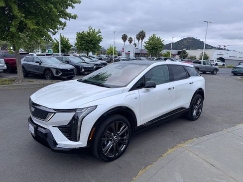 Certified 2025 Cadillac Optiq Sport 2 AWD/4WD image 3