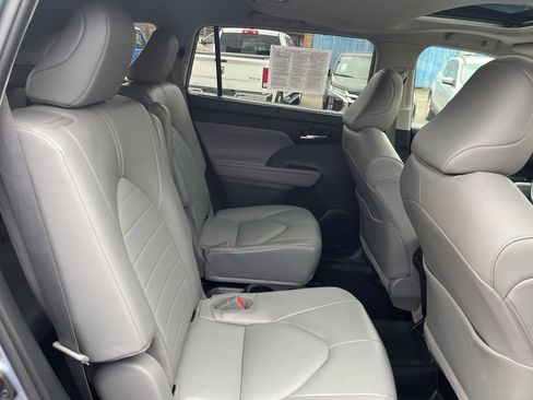 Used 2021 Toyota Highlander XLE AWD/4WD image 27