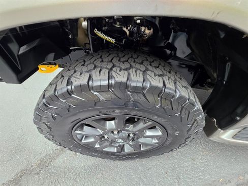 Used 2004 Toyota Land Cruiser w/ Convenience Pkg AWD/4WD image 38