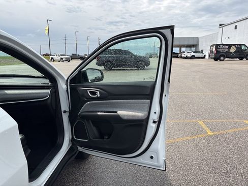 Used 2025 Jeep Compass Latitude image 15