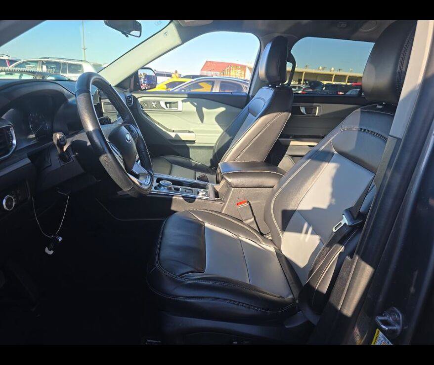 Used 2023 Ford Explorer XLT w/ Equipment Group 202A AWD/4WD image 2