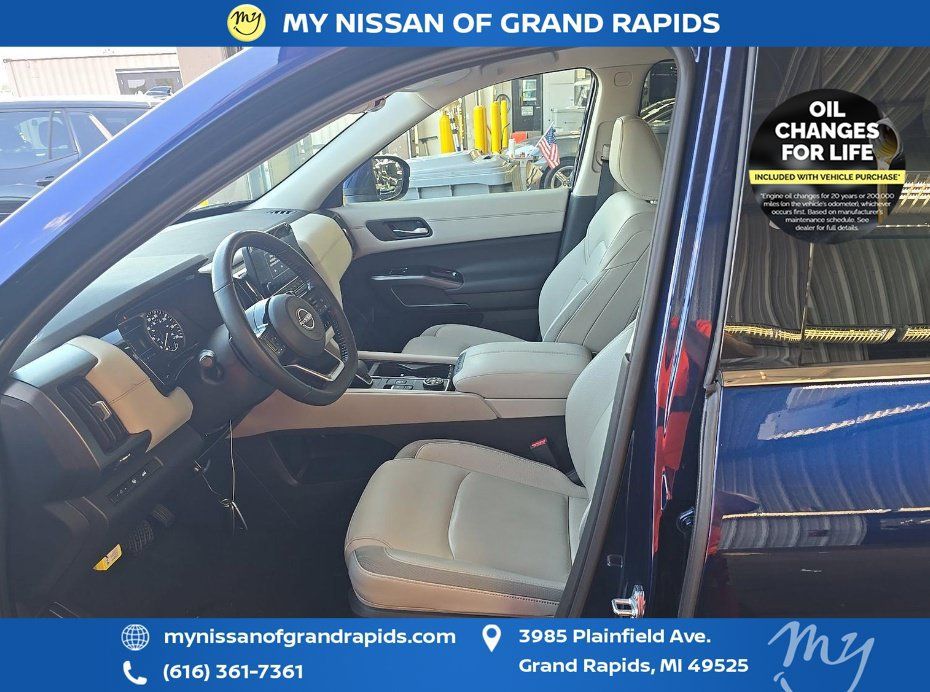 Used 2025 Nissan Pathfinder SL AWD/4WD image 8