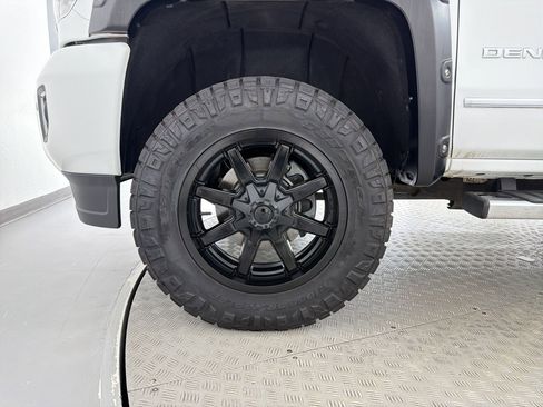 Used 2019 GMC Sierra 2500 Denali w/ Duramax Plus Package AWD/4WD image 11