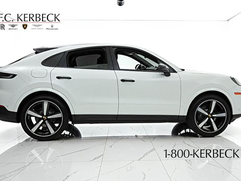 Used 2024 Porsche Cayenne Coupe AWD/4WD image 17