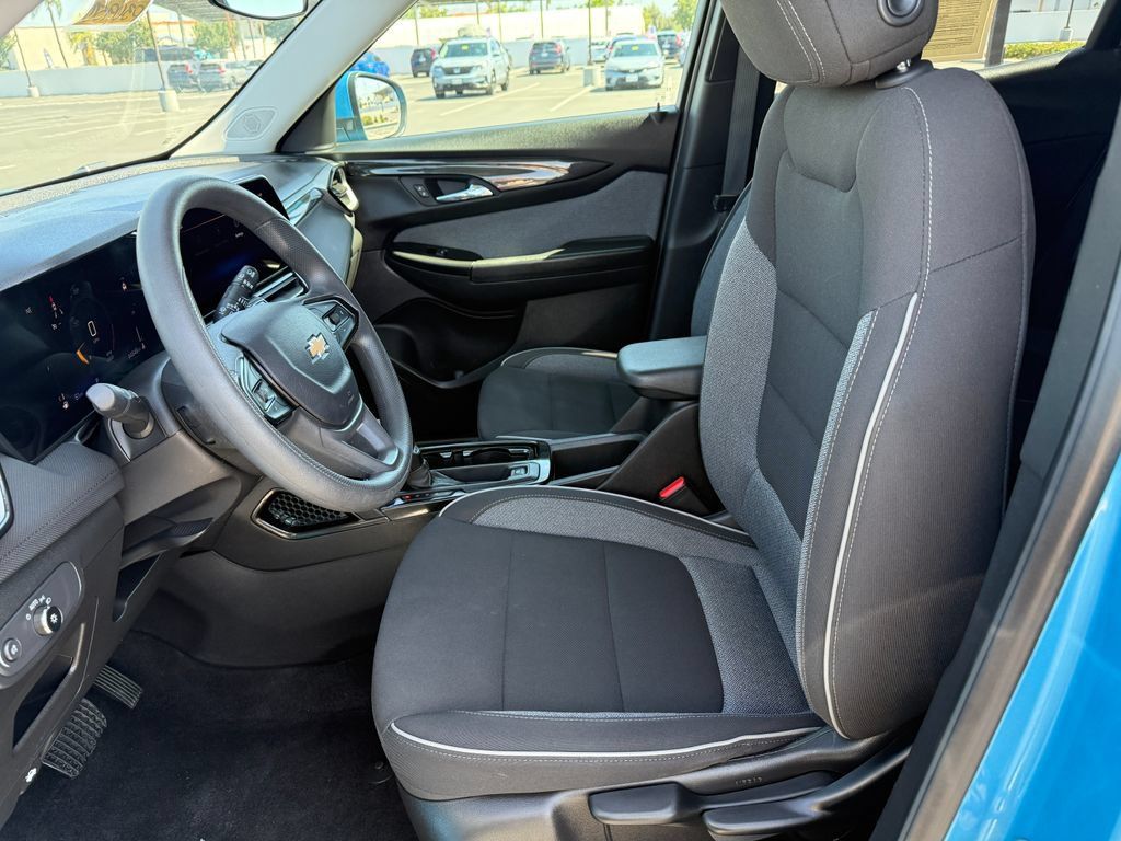 Used 2025 Chevrolet TrailBlazer LT FWD image 12