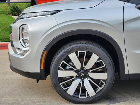 New 2025 Mitsubishi Outlander SE image 5