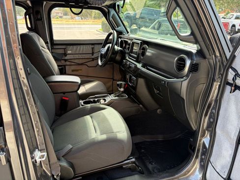 Used 2023 Jeep Gladiator Sport AWD/4WD image 7