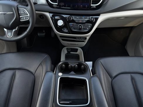 Used 2024 Chrysler Pacifica Touring-L FWD image 23