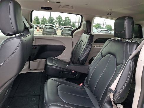 Used 2024 Chrysler Pacifica Touring-L FWD image 12
