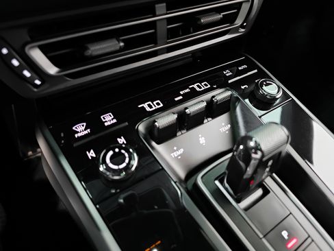 Used 2022 Porsche 911 Carrera 4S w/ Sport Package image 18