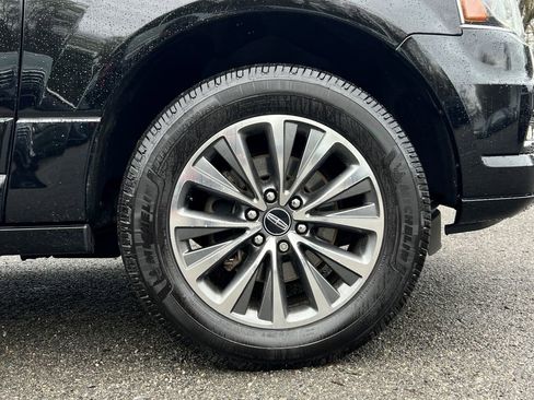 Used 2016 Lincoln Navigator Select RWD image 9